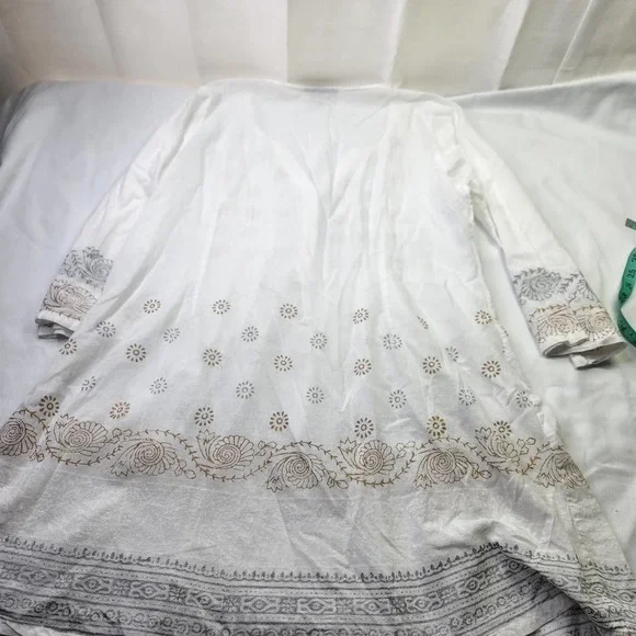 Peppermint Bay BOHO Medium White Flowy Cotton Top With Geometric Design - Picture 8 of 9